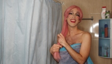 La Lana Vuli al costat de la dutxa amb la tovallola enroscada al cos es toca els cabells.